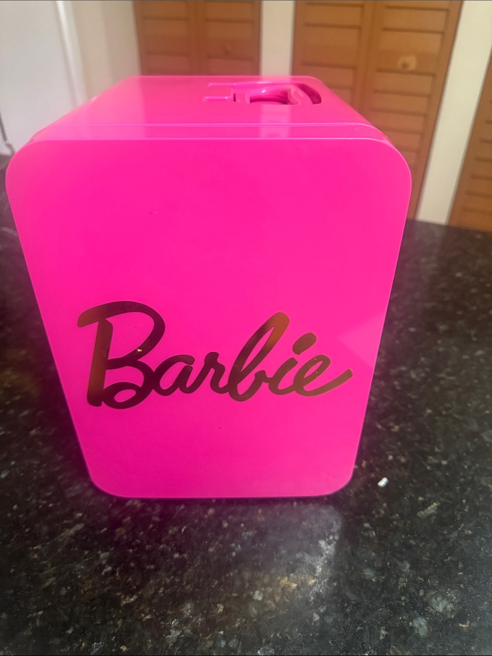 Barbie Bright hot pink 6 can MINI THERMOELECTRIC  COOLER 4 liCase with Gold Logo